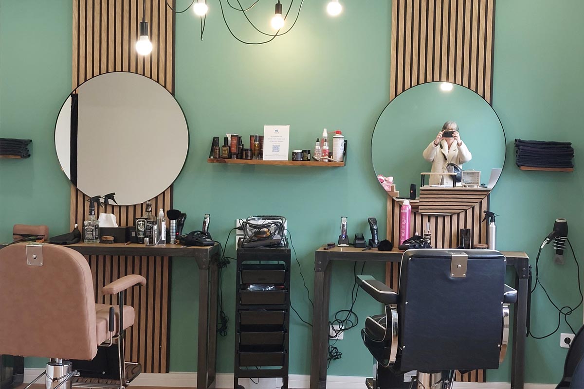 nouveau-salon-coiffure-peggy Nouveau salon de coiffure au style naturel, avec murs verts et mobilier bois et métal
