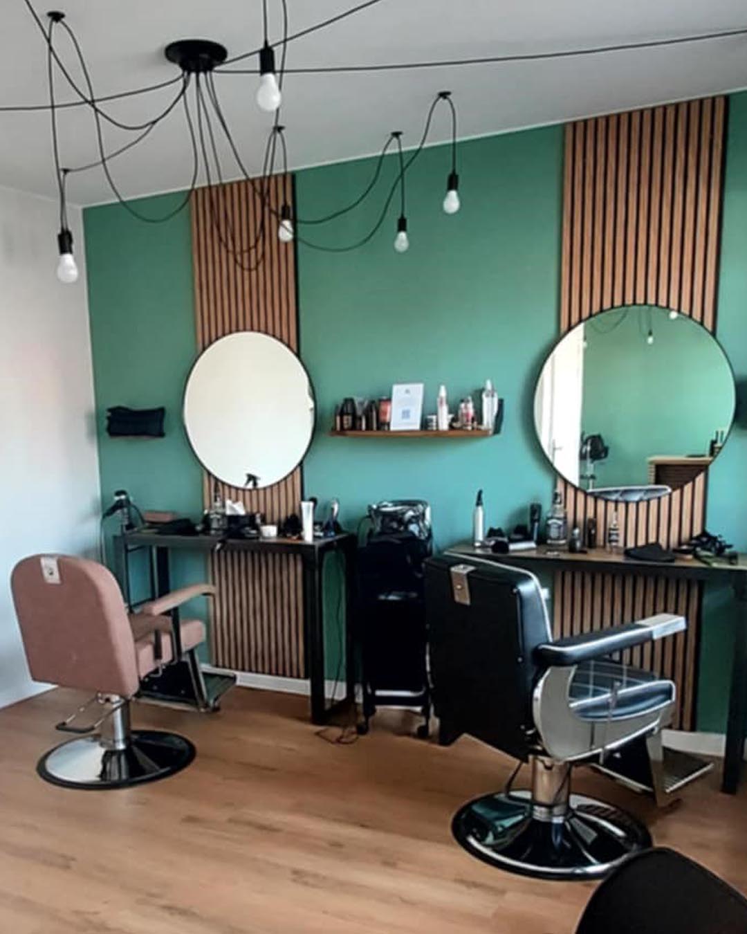 le nouveau poste de barbier au stylenaturel, avec un mur vert et du bois